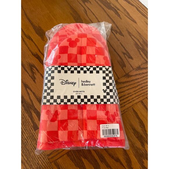 Disney oven mitts Hedley & Bennett collaboration - Picture 1 of 3